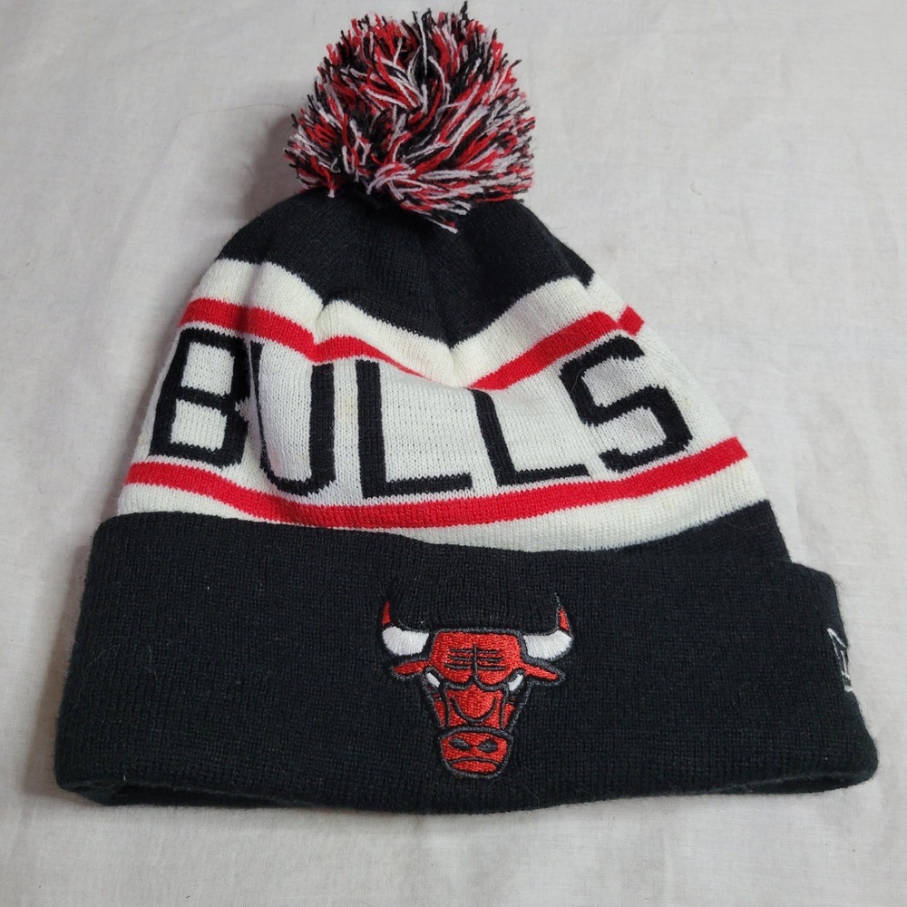 New Era Chicago Bulls Beanie Hat Knit Pom Cuffed Black Red White NBA Sportswear